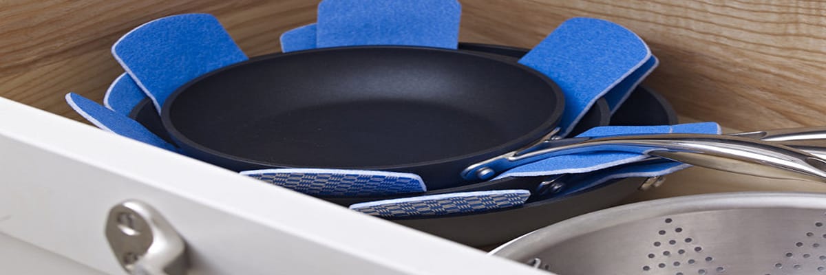 Pannen beschermen: stapelbeschermers om tussen je pannen te leggen