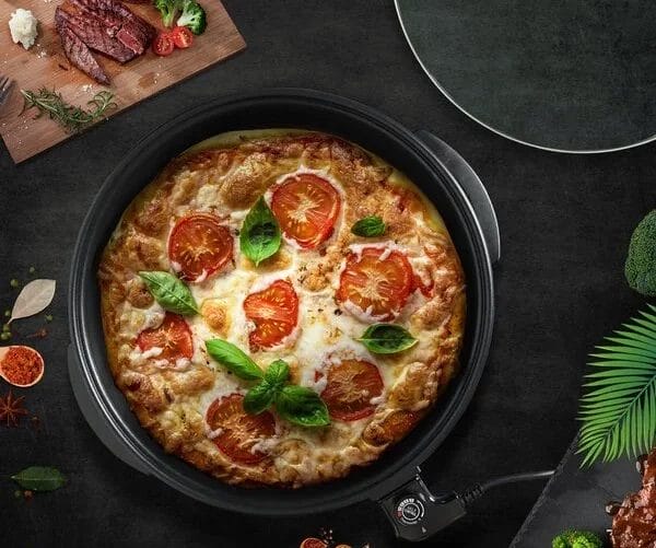 Elektrische hapjespan met pizza