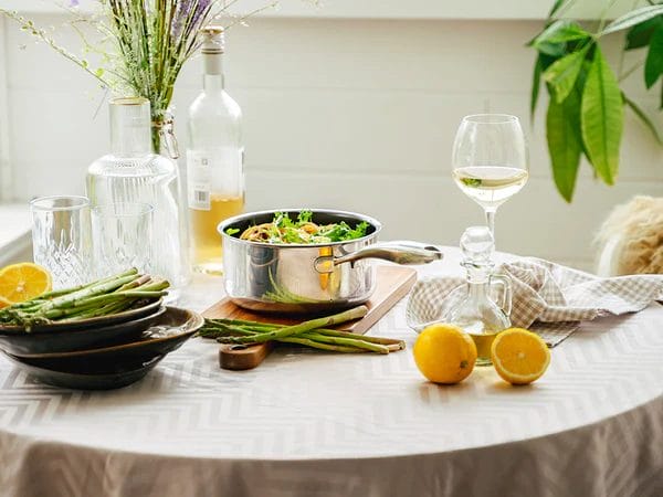 Steelpan op gedekte tafel