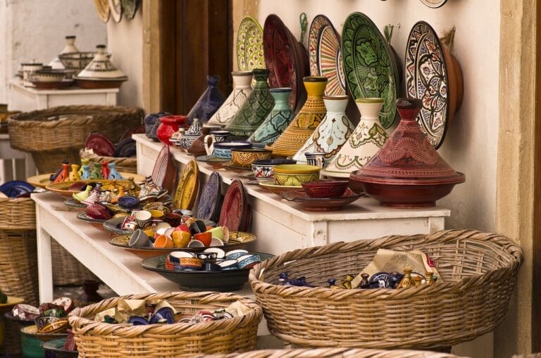 Tajines te koop op een markt