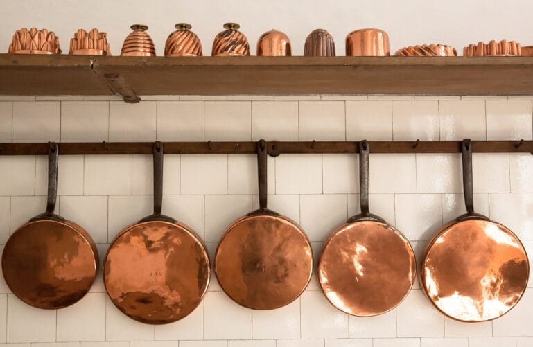 Koperen pannen aan de muur