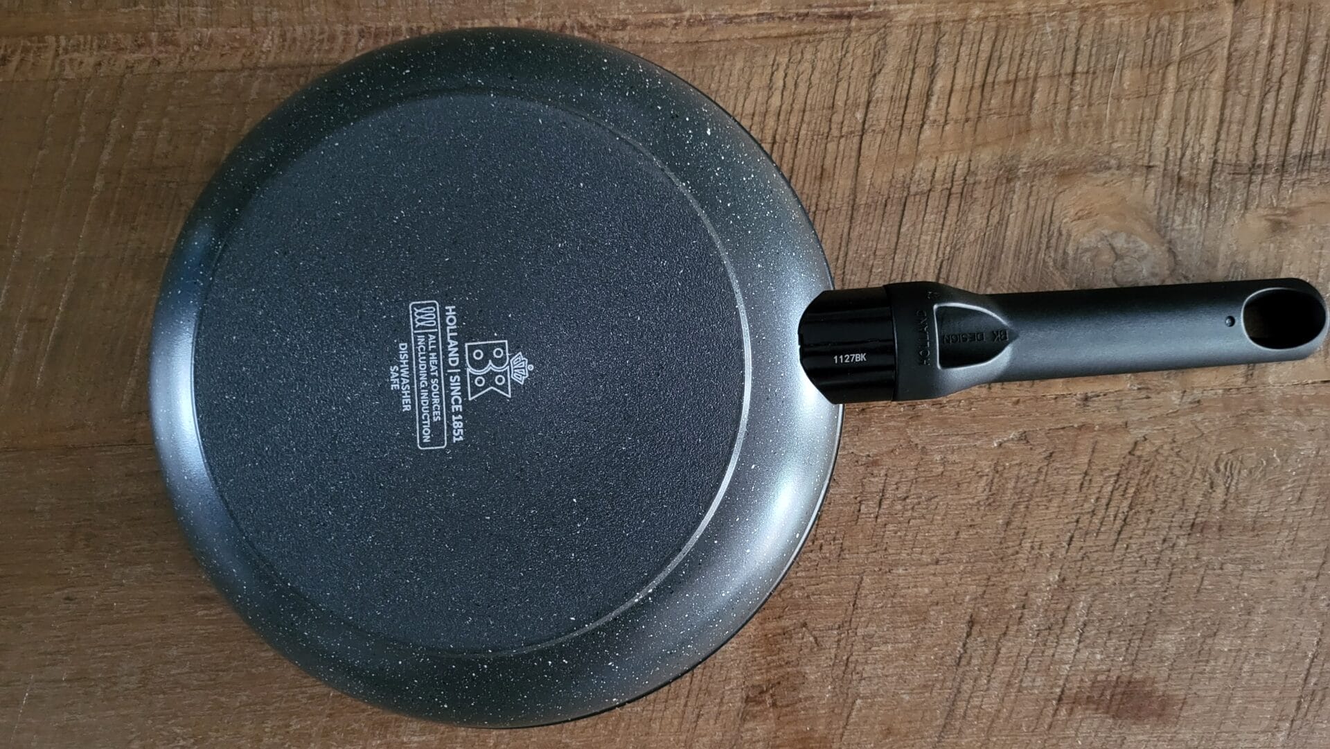 BK Universe Koekenpan onderkant op afstand